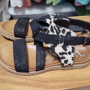 Very G Black and Tan Sandals